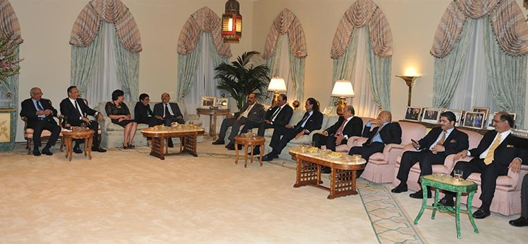 صاحب السمو الامير الشيخ صباح الاحمد والوفد المرافق لسموه خلال مادبة العشاء التي اقامها السفير الشيخ سالم العبد الله