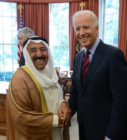 صاحب السمو الامير الشيخ صباح الاحمد مصافحا نائب رئيس الولايات المتحدة الاميركية جوزيف بايدن