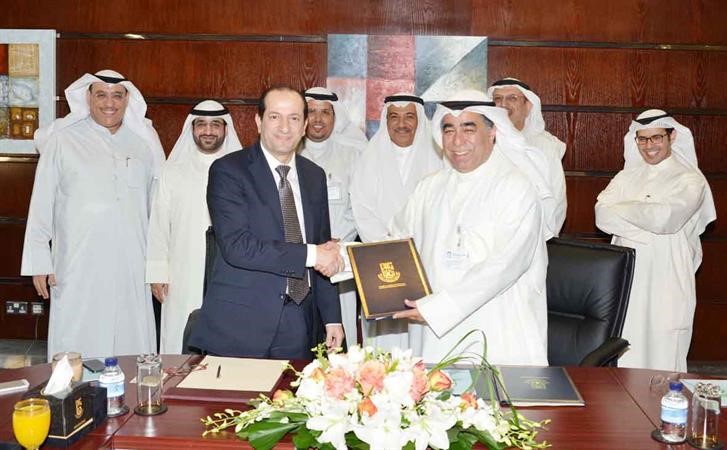 دنادر العوضي واسعد السعد اثناء توقيع الاتفاقية﻿