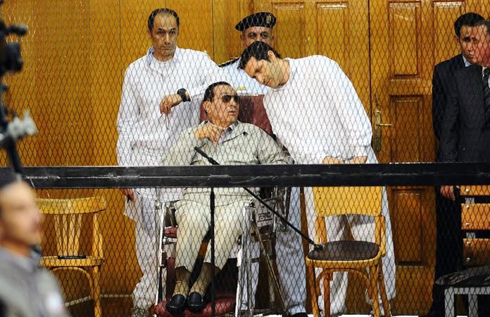 مبارك متحدثا الى نجله علاء خلال المحاكمة امس ا ف پ