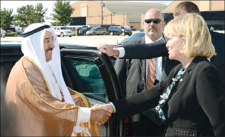 صاحب السمو الامير الشيخ صباح الاحمد مصافحا نائب رئيس المراسم بالانابة روزميري بولي لدى مغادرة سموه مطار قاعدة اندروز الجوية بالعاصمة واشنطن