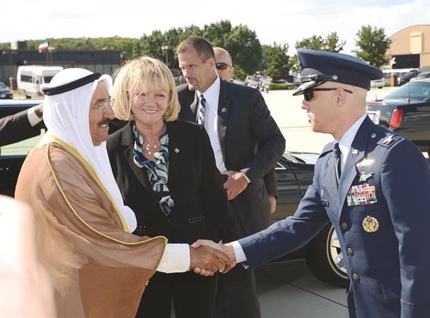 صاحب السمو الامير الشيخ صباح الاحمد مصافحا احد مودعيه في المطار﻿