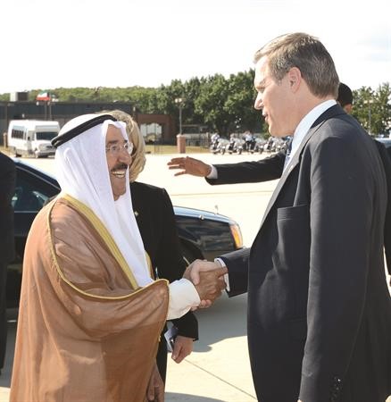 صاحب السمو الامير مصافحا السفير ماثيو تولر﻿