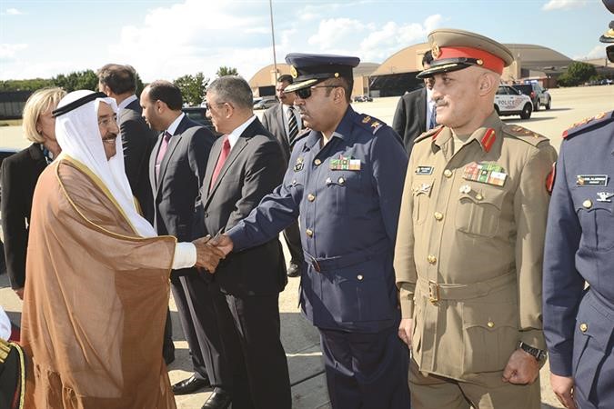 صاحب السمو مصافحا بعض الحضور في المطار ﻿