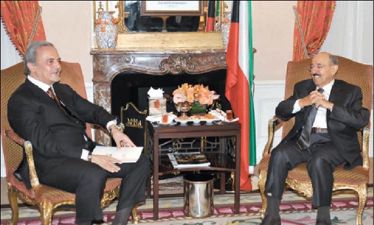 صاحب السمو الامير الشيخ صباح الاحمد مستقبلا وزير الخارجية السعودي صاحب السمو الملكي الامير سعود الفيصل
