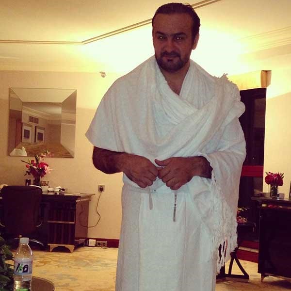 بالصور.. أحلام وزوجها وأولادها يؤدون العمرة