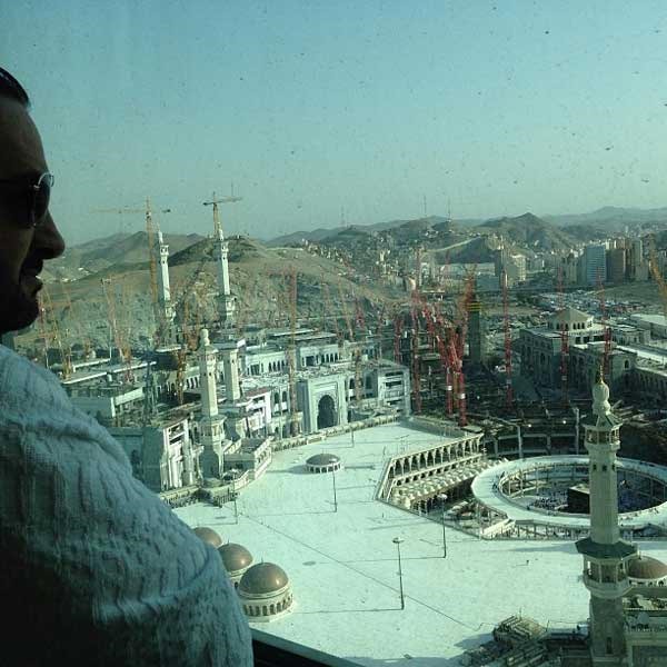بالصور.. أحلام وزوجها وأولادها يؤدون العمرة