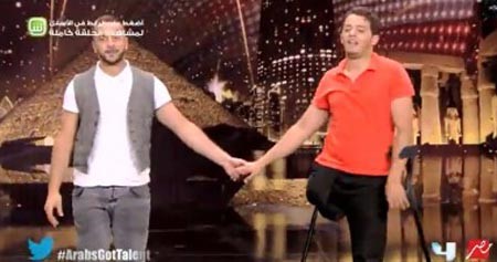 بالفيديو.. معاق جسدياً يرقص بمهارة لا مثيل لها وينال رضا لجنة برنامج "مواهب العرب"