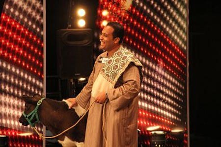 بالفيديو..متسابق مصري يدخل بقرة الى المسرح.. ومصريون يعتبرونه مخطوفاً ذهنياً