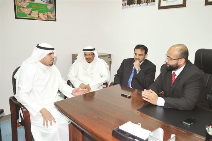 دحمد الحمد متحدثا للزميل عبدالكريم العبدالله ويبدو دمحسن الكندري ومنصور نويصر سعود سالم