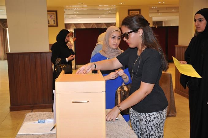 طالبة تدلي بصوتها في الانتخابات