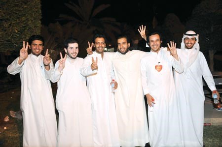 رئيس اتحاد الطلبة فلاح العجمي مع انصاره وعلامة النصر بعد الفوز محمد خلوصي