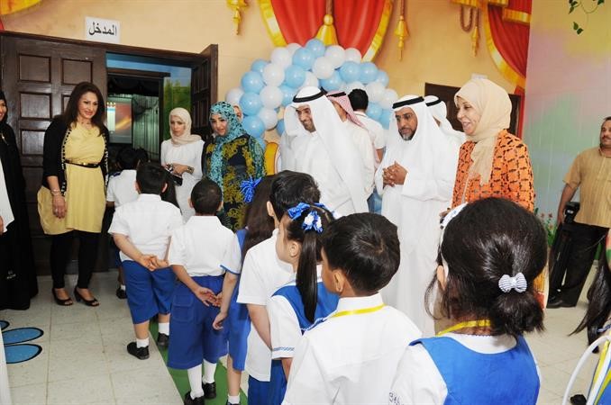 دنايف الحجرف في استقبال الاطفال بروضة الوسم