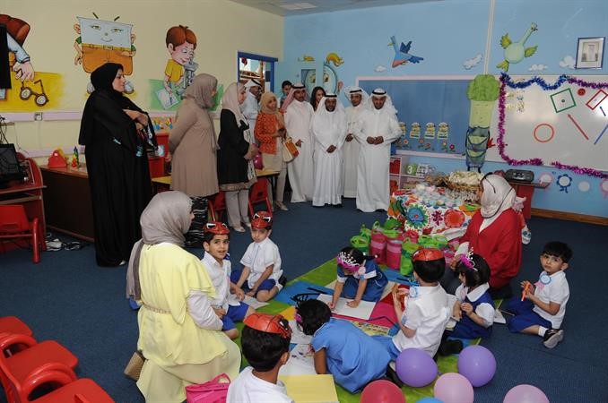 الوزير ومسؤولو التربية خلال الجولة قاسم باشا