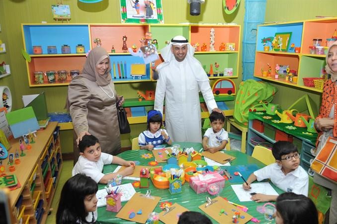الحجرف وبدرية الخالدي مع الاطفال باحد الفصول