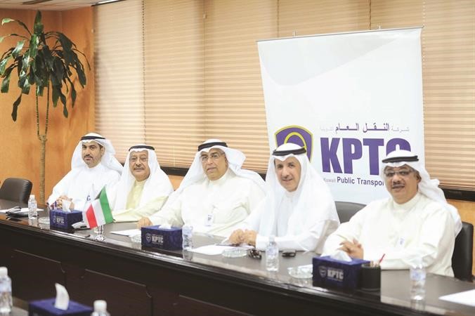 المتحدثون خلال المؤتمر الصحافي لشركة النقل العام الكويتية﻿