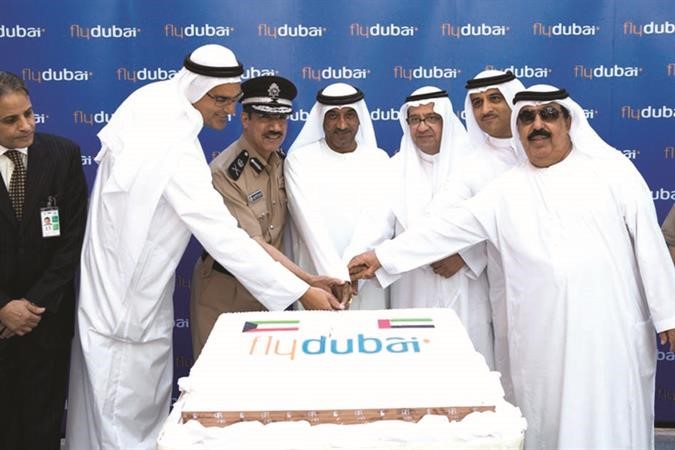 الشيخ احمد بن سعيد ال مكتوم وفواز الفرح وغيث الغيث وطارق السلطان خلال الاحتفال﻿