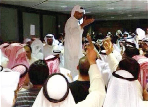 حالة هياج كبيرة من المواطنين لتسلم شيكاتهم الخاصة بعمليات التداول على وربة