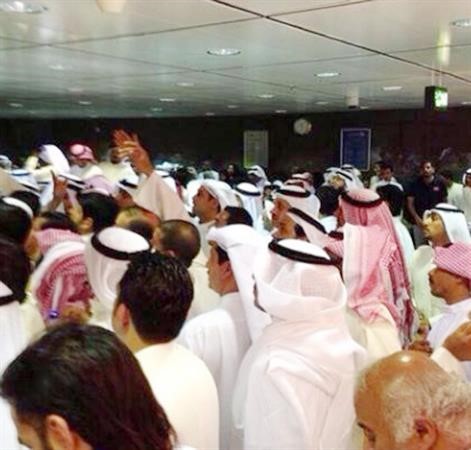 مئات المواطنين خلال اندفاعهم للدخول الى احدى شركات الوساطة﻿