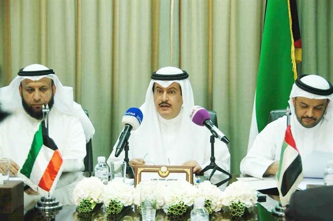 عبد المحسن المطيري متحدثا ويبدو جمال الدوسري	هاني عبدالله﻿