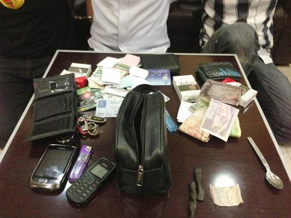 الوافدون الثلاثة احيلوا الى المكافحة مع المضبوطات 