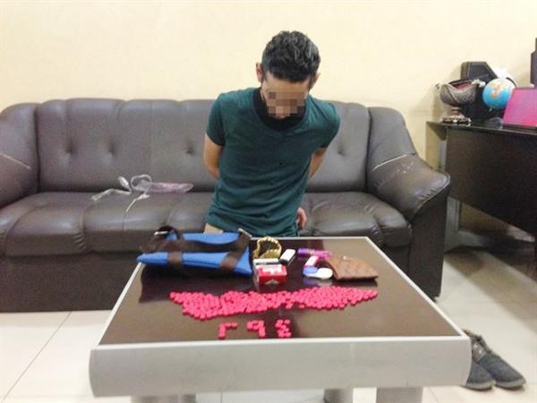 290 حبة فراولة كانت كفيلة باحالة مصري للنيابة بتهمة الاتجار