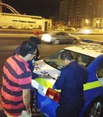 رجال المرور يحررون المخالفات﻿