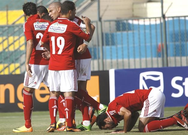 لاعب الاهلي محمد ابوتريكة يسجد وسط فرحة زملائه باحد الاهداف رويترز