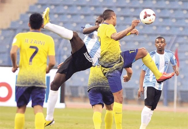 محترف النصر ايلتون يصارع لاعب النهضة اداما تراوري افپ
