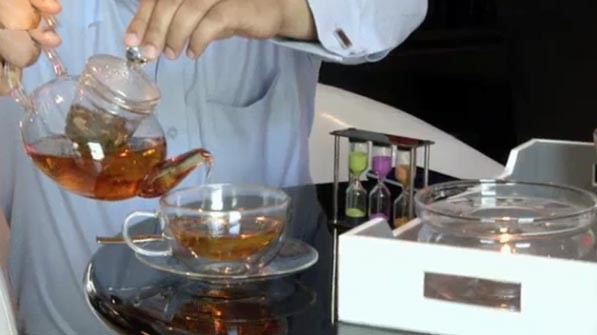 بالفيديو.. " شاي الذهب ".. علاج للتوتر وطعم مميز في دبي