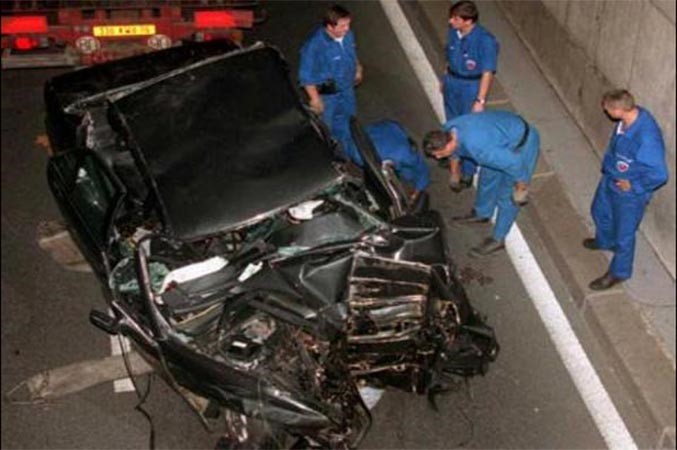 من موقع حادث الاميرة الراحلة داخل النفق الباريسي