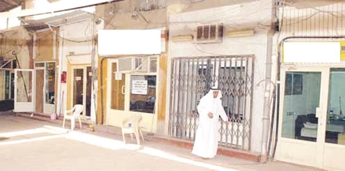 وسيط ينتظر المتداولين وهو يهم بفتح مكتبه﻿
