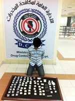 الوافد وامامه المضبوطات﻿
