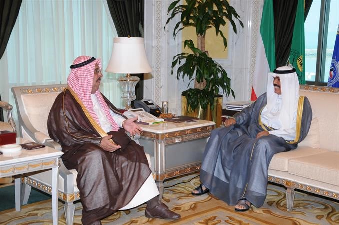 سمو نائب الامير وولي العهد الشيخ نواف الاحمد مستقبلا الشيخ جابر الخالد