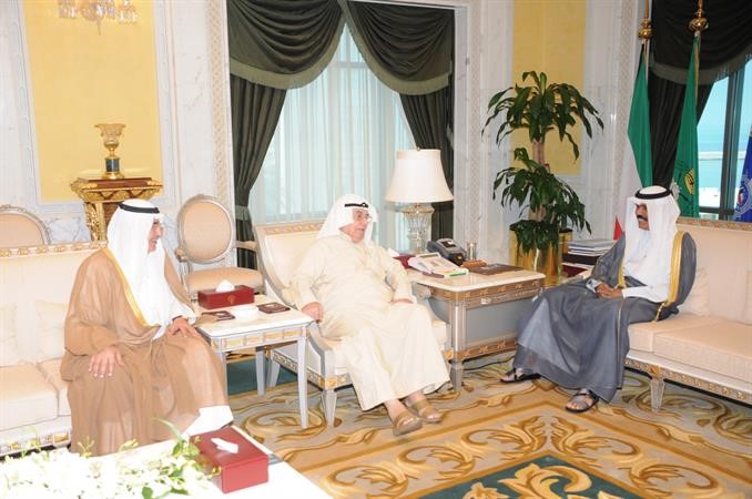 سمو نائب الامير وولي العهد الشيخ نواف الاحمد مستقبلا عبدالوهاب الفوزان