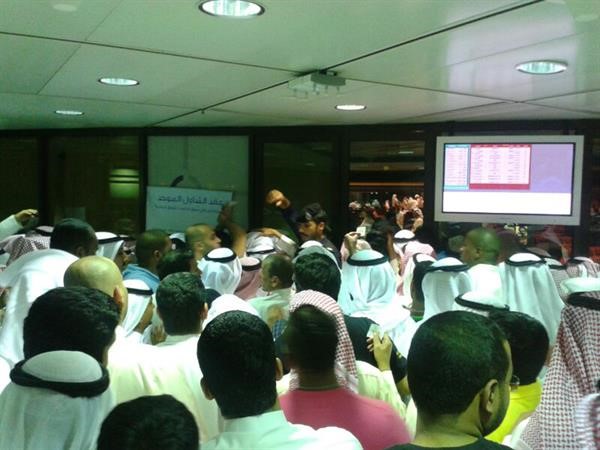 انتظار كبير من العشرات للحصول على دور للدخول الى قاعة التداول﻿
