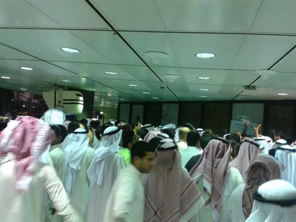 العشرات من المواطنين خلال الاندفاع لدخول البورصة﻿