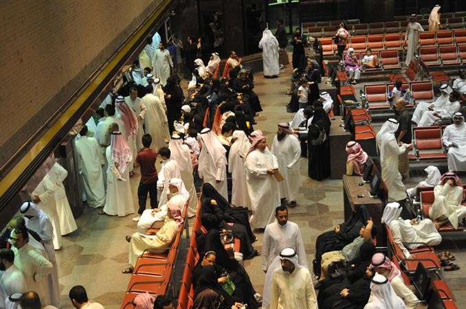مئات المواطنين خلال تسلم شيكات وربة﻿