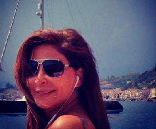 بالصور.. اليسا تتألق في زفاف صديقتها وكذلك في الجزر الايطالية
