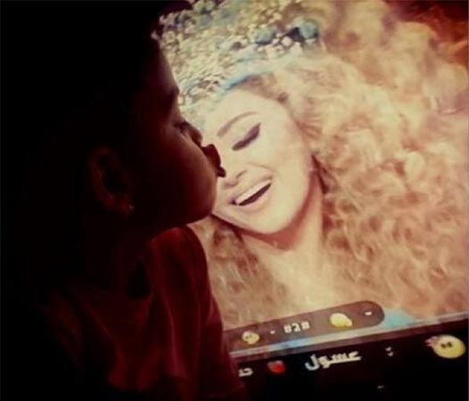 بالصور.. معجبة تقبل ميريام فارس بطريقة غريبة