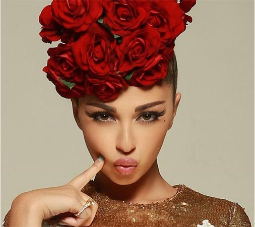 بالصور.. معجبة تقبل ميريام فارس بطريقة غريبة