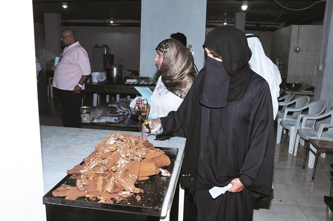 تفتيش ظاهري على بعض منتجات المخبز﻿