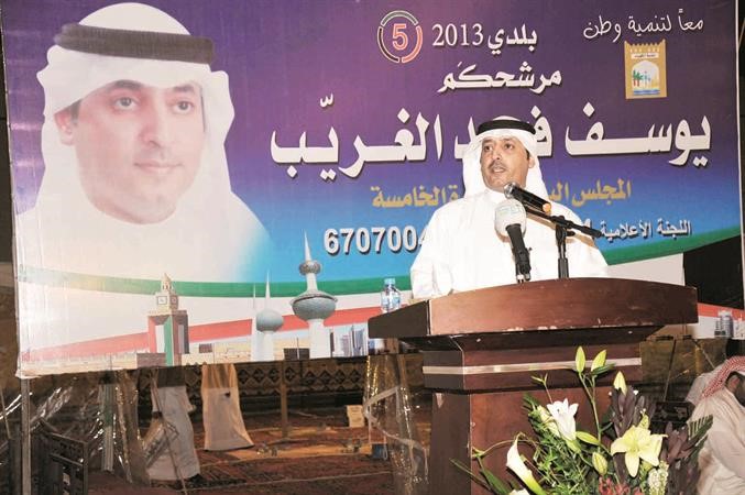 يوسف الغريب متحدثا خلال الندوة﻿