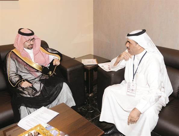 رئيس المركز الاعلامي للمهرجان الزميل مفرح الشمري في حوار جانبي مع الامير طلال بن بندر