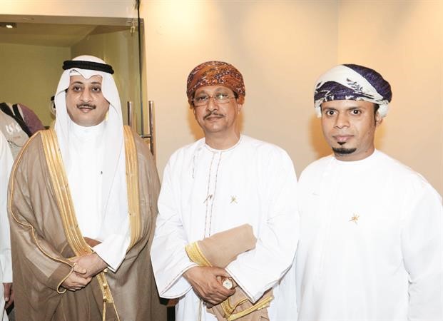 رئيس الوفد العماني محمد النهاري مع المخرج مرشد راقي والامين المساعد لشؤون قطاع الثقافة دبدر الدويش