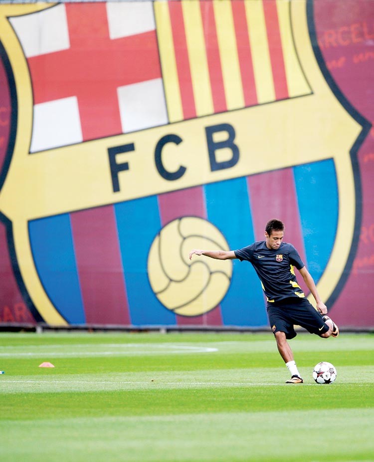 نيمار يسدد الركلة الاولى مع برشلونة في دوري الابطال اپ