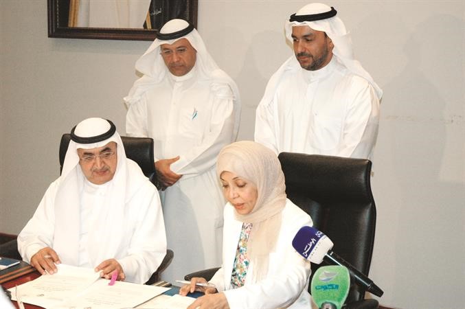مريم الوتيد وبدر العمر والرشيد وبدر البناي خلال توقيع الاتفاقية﻿