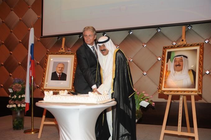 خالد الجارالله يشارك سفير سلوفاكيا قطع كيك الاحتفال﻿