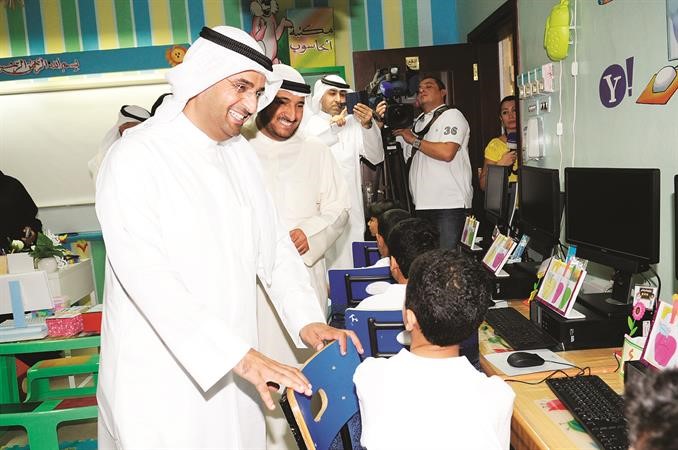 دنايف الحجرف في حديث باسم مع تلاميذ مدرسة حسين العسعوسي قاسم باشا