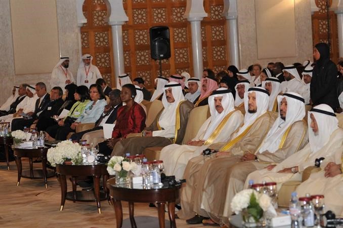 الشيخ صباح الخالد ووكيلة الامين العام للامم المتحدة للشؤون الانسانية فاليري اموس يتقدمان الحضور﻿